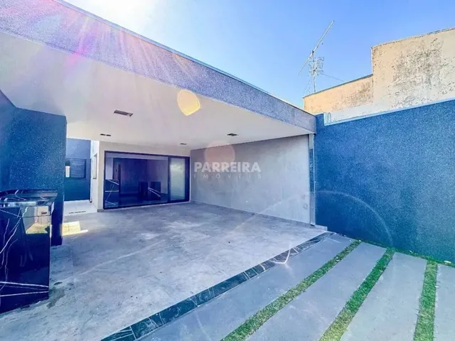 Imagem: A casa possui 3 Dormitórios, 2 Banheiros, 4 Vagas na