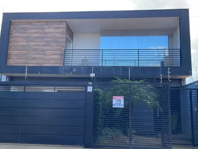 Imagem: A casa possui 4 Dormitórios, 4 Banheiros, 4 Vagas na