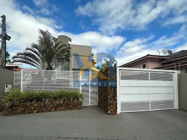 Imagem: A casa possui 3 Dormitórios, 5 Banheiros, 4 Vagas na