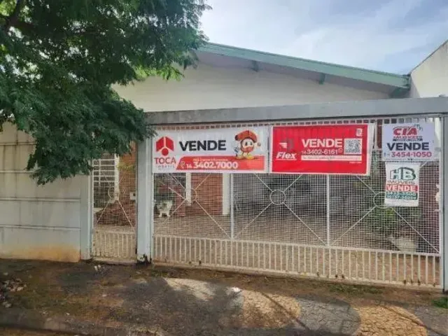 Imagem: A casa possui 4 Dormitórios, 1 Suíte, 2 Banheiros, 2