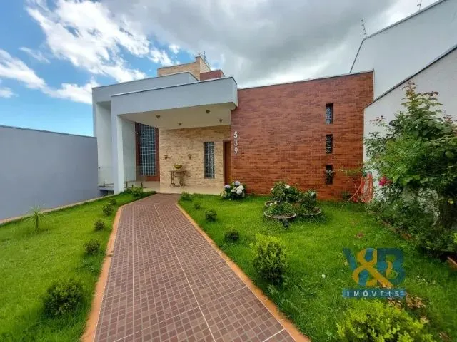 Imagem: A casa possui 3 Dormitórios, 3 Suítes, 5 Banheiros, 5