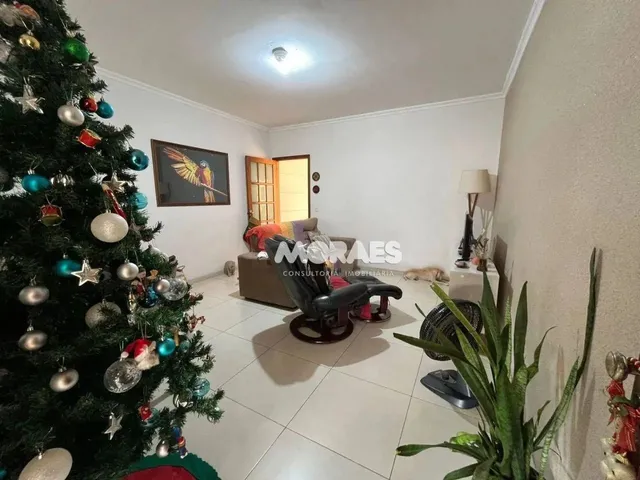 Imagem: A casa possui 3 Dormitórios, 1 Suíte, 3 Banheiros, 2