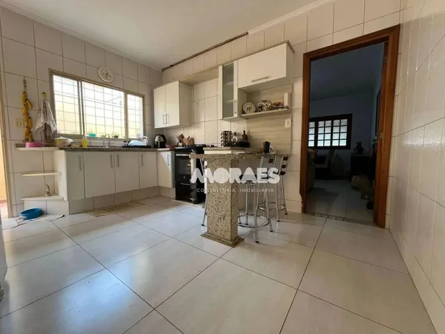 Imagem 2: Casa Térrea com 3 Quartos (1 Suíte), 2 Vagas, À Venda 180 M² por...