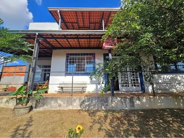 Imagem: A casa possui 3 Dormitórios, 1 Suíte, 3 Banheiros, 4
