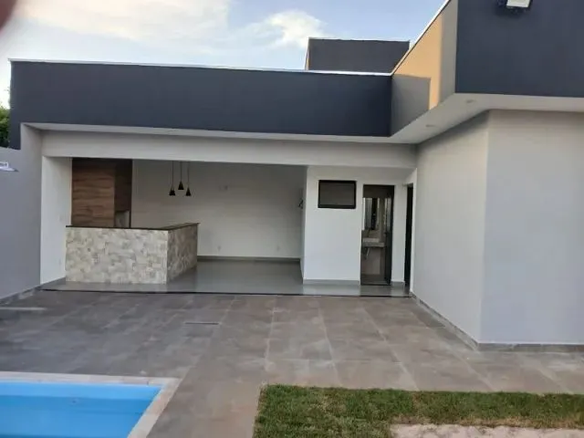 Imagem: A casa possui 2 Dormitórios, 2 Banheiros, 5 Vagas na