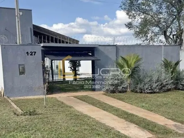 Imagem: A casa possui 2 Dormitórios, 2 Suítes, 2 Banheiros, 4