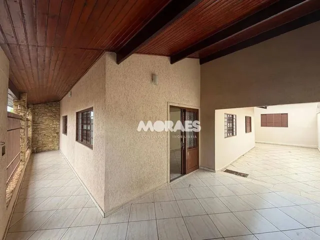 Imagem: A casa possui 2 Dormitórios, 1 Suíte, 2 Banheiros, 2