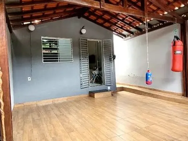 Imagem 1: Casa Usada com 2 Quartos no Bairro Carmelo. Garagem Coberta e Armários