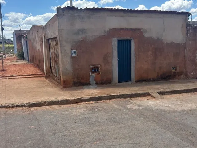 Imagem: Vende-Se Uma Casa de Esquina!