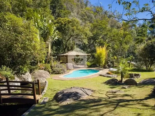 Imagem: A casa possui 4 Dormitórios, 4 Banheiros, 2 Vagas na