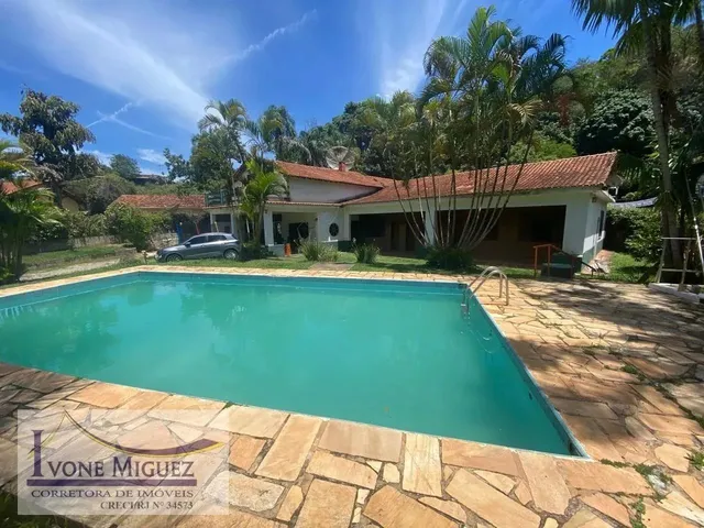 Imagem: A casa possui 3 Dormitórios, 2 Suítes, 5 Banheiros, 2