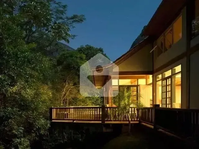 Imagem: A casa possui 4 Dormitórios, 3 Banheiros, 450m² de Área