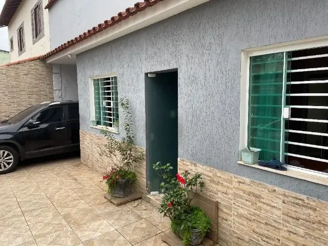 Imagem: A casa possui 3 Dormitórios, 2 Banheiros, 3 Vagas na