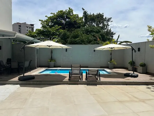 Imagem: A casa possui 3 Dormitórios, 3 Suítes, 5 Banheiros, 2