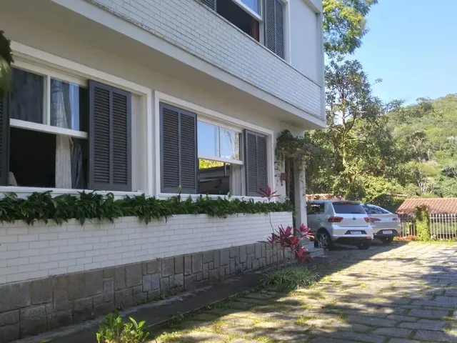 Imagem: A casa possui 3 Dormitórios, 2 Banheiros, 2 Vagas na