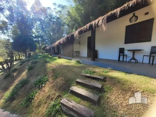 Imagem: A casa possui 3 Dormitórios, 3 Suítes, 3 Banheiros,