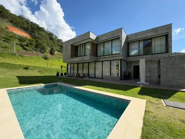 Imagem: A casa em condomínio possui 4 Dormitórios, 4 Suítes, 5