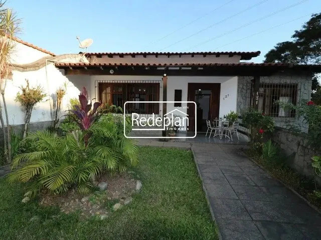 Imagem: A casa possui 4 Dormitórios, 1 Suíte, 3 Banheiros, 5