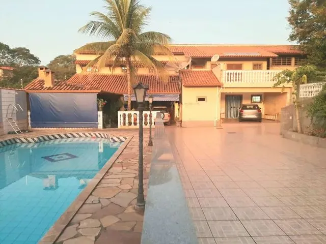 Imagem: A casa possui 4 Dormitórios, 4 Suítes, 4 Banheiros, 3