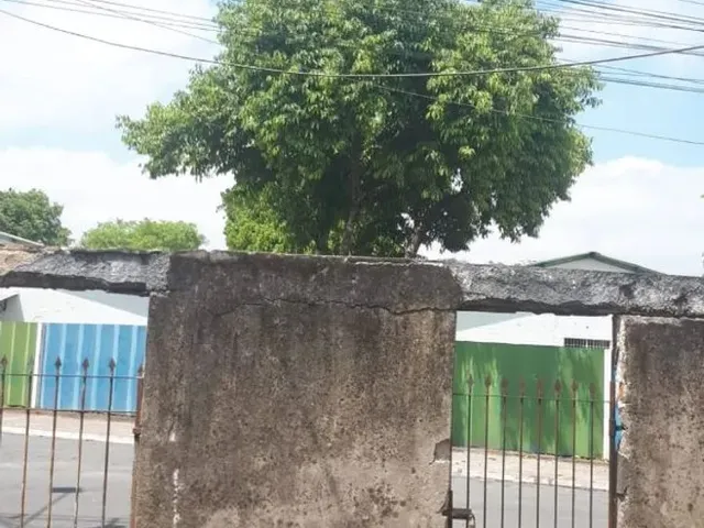 Imagem: A casa possui 3 Dormitórios, 1 Banheiro, 2 Vagas na