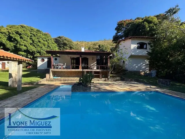 Imagem: A casa possui 5 Dormitórios, 1 Suíte, 4 Banheiros, 158m²