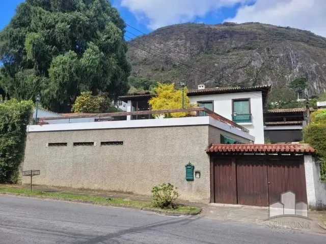 Imagem: A casa possui 4 Dormitórios, 4 Banheiros, 3 Vagas na