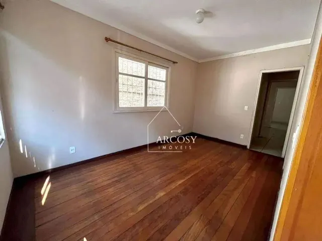 Imagem: A casa possui 3 Dormitórios, 2 Banheiros, 1 Vaga na