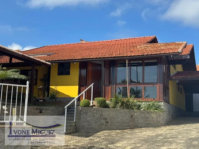 Imagem: A casa possui 3 Dormitórios, 1 Suíte, 3 Banheiros, 2