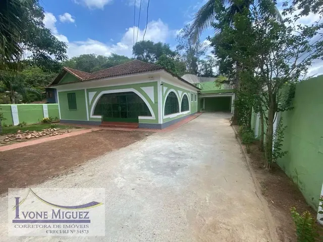 Imagem: A casa possui 3 Dormitórios, 1 Suíte, 2 Banheiros, 700m²