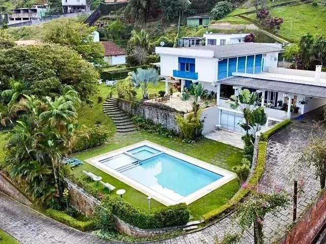 Imagem: A casa possui 5 Dormitórios, 4 Suítes, 1 Banheiro, 5