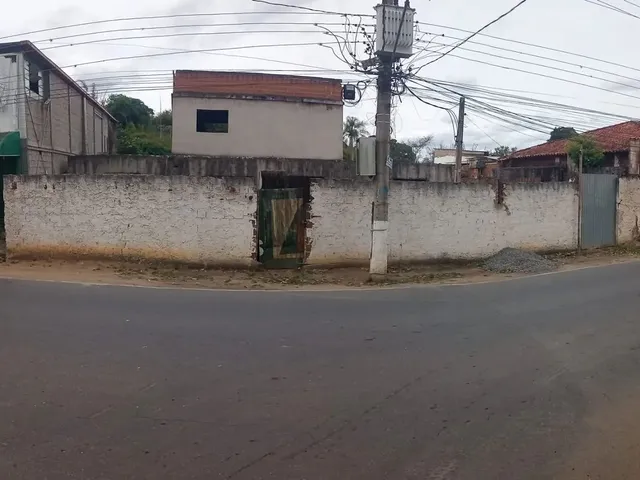 Imagem: A casa possui 3 Dormitórios, 2 Banheiros, 2 Vagas na