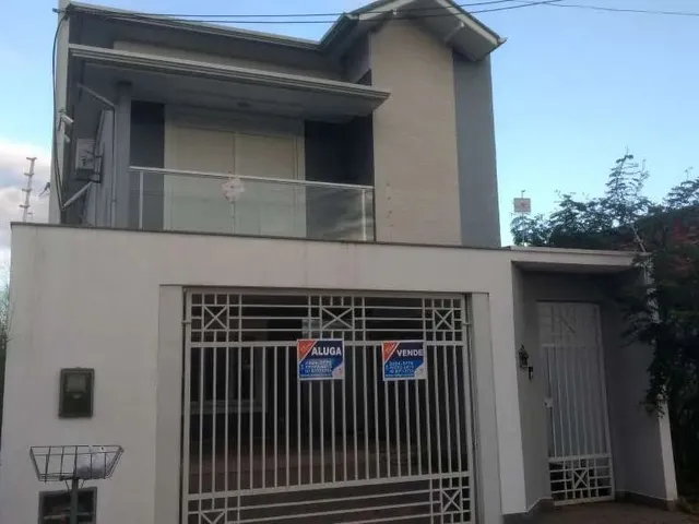 Imagem: A casa possui 3 Dormitórios, 4 Banheiros, 2 Vagas na