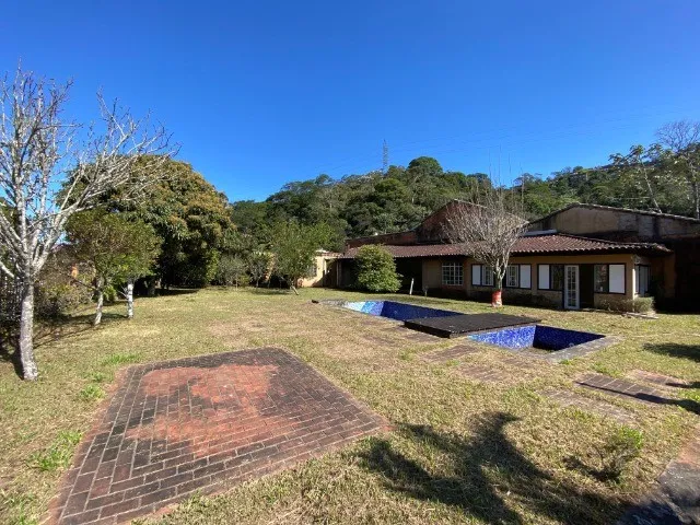 Imagem: A casa possui 4 Dormitórios, 1 Suíte, 4 Banheiros, 3