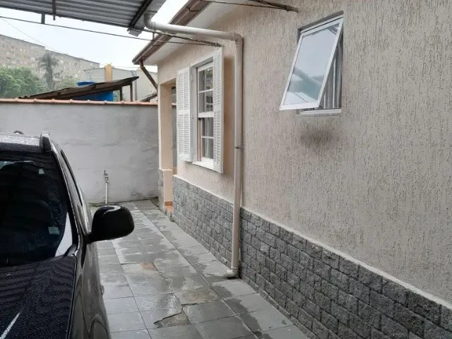 Imagem: A casa possui 2 Dormitórios, 2 Banheiros, 2 Vagas na