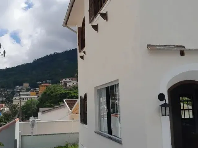 Imagem: A casa possui 4 Dormitórios, 1 Suíte, 3 Vagas na garagem