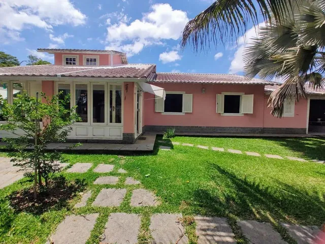 Imagem: A casa possui 4 Dormitórios, 1 Suíte, 5 Banheiros, 236m²