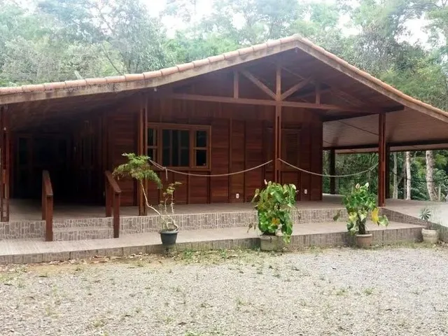 Imagem: A casa possui 2 Dormitórios, 1 Suíte, 2 Banheiros,