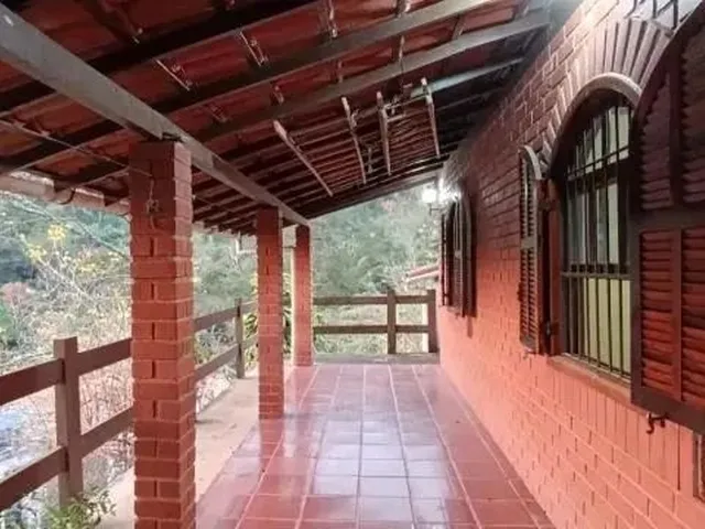 Imagem: A casa possui 3 Dormitórios, 4 Banheiros, 120m² de Área
