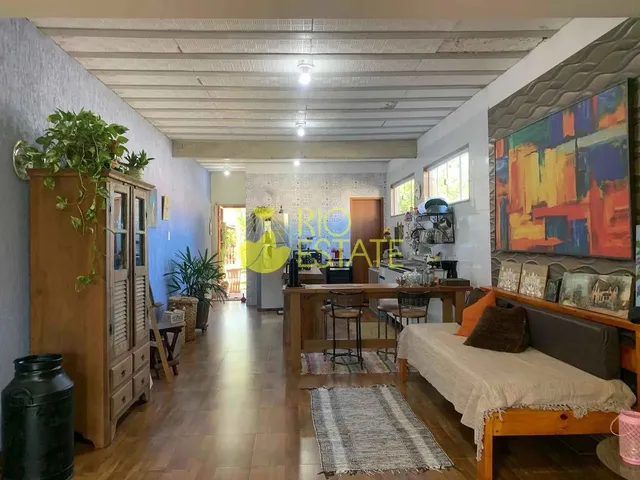 Imagem: A casa possui 3 Dormitórios, 2 Banheiros, 3 Vagas na