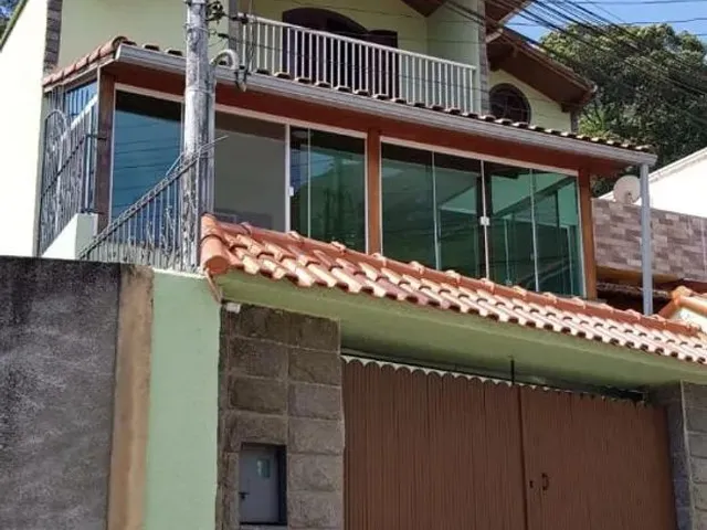 Imagem: A casa possui 3 Dormitórios, 3 Banheiros, 5 Vagas na