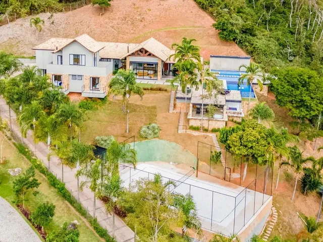Imagem: A casa em condomínio possui 5 Dormitórios, 3 Banheiros, 4
