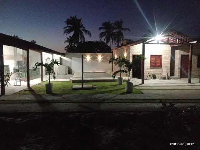 Imagem: A casa possui 3 Dormitórios, Acomodam 15 pessoas, 5 Vagas