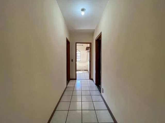 Imagem 8: Casa À Venda em Campolide com 3 Dormitórios Sendo 1 Suíte