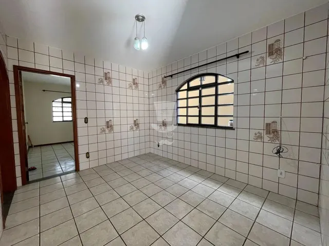 Imagem 4: Casa À Venda em Campolide com 3 Dormitórios Sendo 1 Suíte