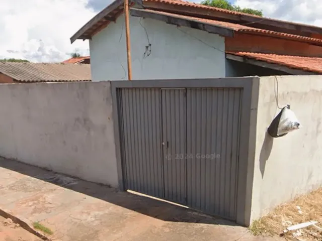 Imagem: A casa possui 3 Dormitórios, 1 Banheiro, 4 Vagas na