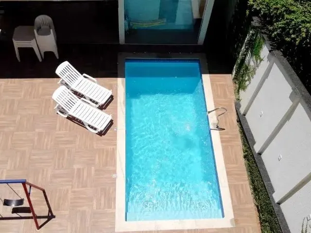 Imagem: Casa de Luxo com Piscina na Praia das Castanheiras