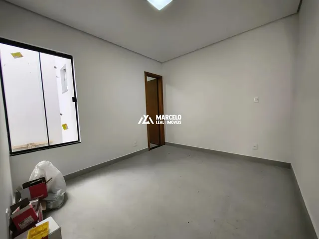 Imagem 2: Vendo Casa com 2 Quartos Sendo 1 Suíte, com Vaga de Garagem na Avenida Principal