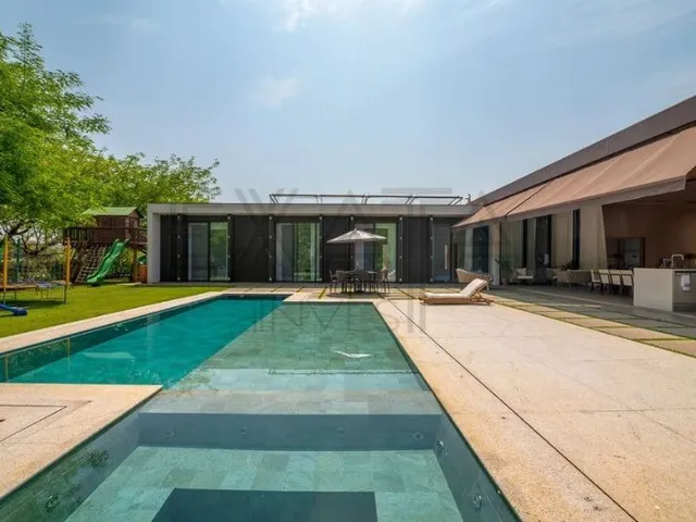 Imagem: A casa em condomínio possui 5 Dormitórios, 5 Suítes, 6