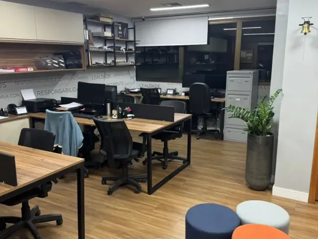 Imagem: O depósito possui 1 Banheiro, 2 Vagas na garagem, 64m² de
