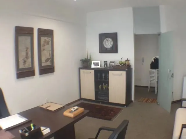 Imagem 6: Sala Comercial - Funcionários Sala Comercial Moderna Localizada em Um dos Prédios Mais